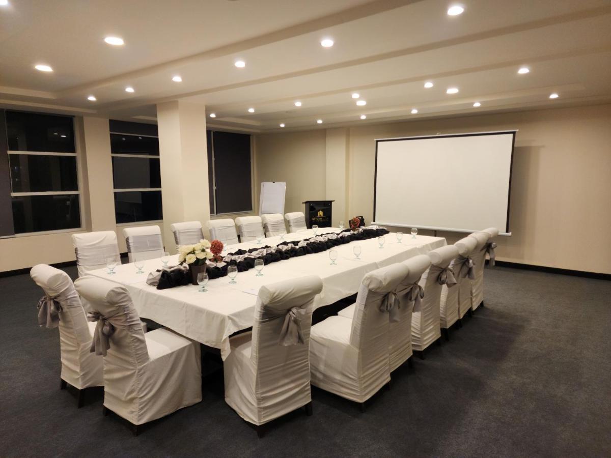 Oxygym Club Hotel & Suites Faisalabad Exterior photo
