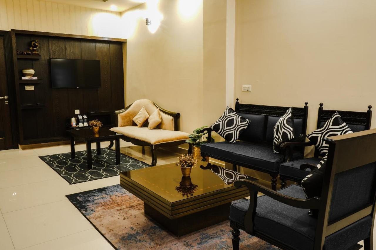 Oxygym Club Hotel & Suites Faisalabad Exterior photo