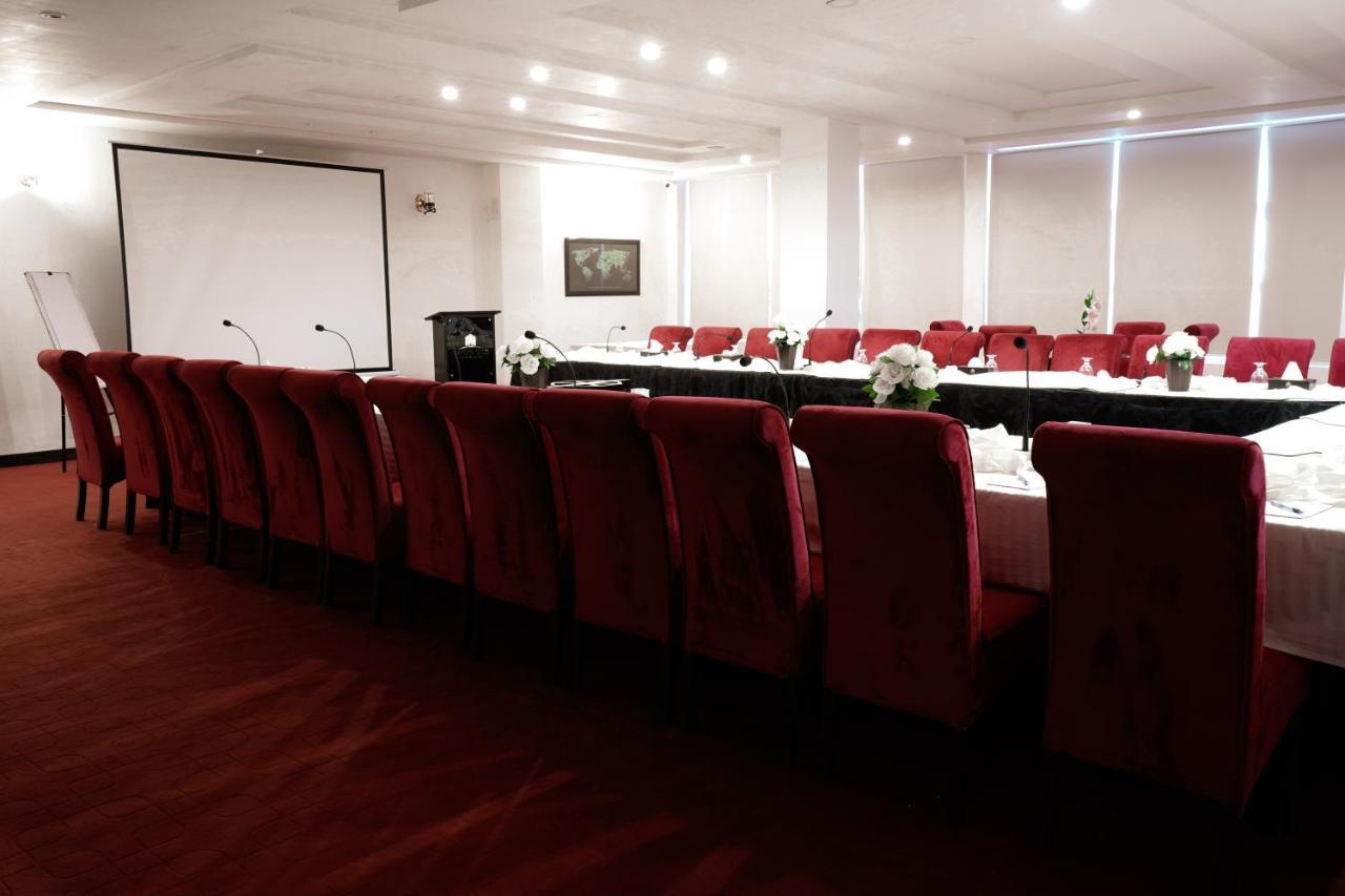 Oxygym Club Hotel & Suites Faisalabad Exterior photo